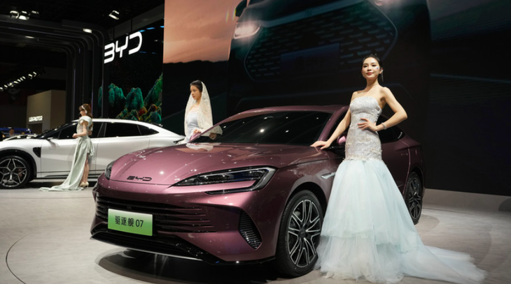 Người mẫu tạo dáng gần sản phẩm mới nhất của hãng sản xuất ô tô Trung Quốc BYD trong triển lãm ô tô Thượng Hải 2023 ở thành phố Thượng Hải, Trung Quốc vào ngày 19-4 - Ảnh: AP
