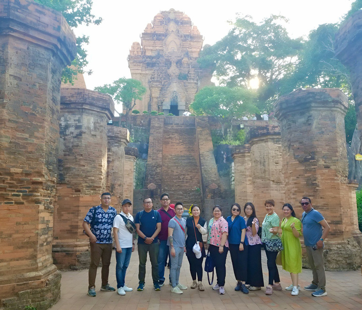 Các sản phẩm du lịch văn hóa, tâm linh sẽ thu hút khách Indonesia. Trong ảnh: Đoàn famtrip Indonesia tham quan Tháp Bà Ponagar - Ảnh: THỤC NGHI