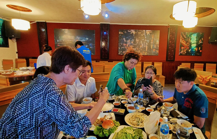 Hiệp hội Văn hóa ẩm thực Khánh Hòa giới thiệu đến đoàn famtrip món gỏi cá mai Nha Trang - Ảnh: MINH CHIẾN