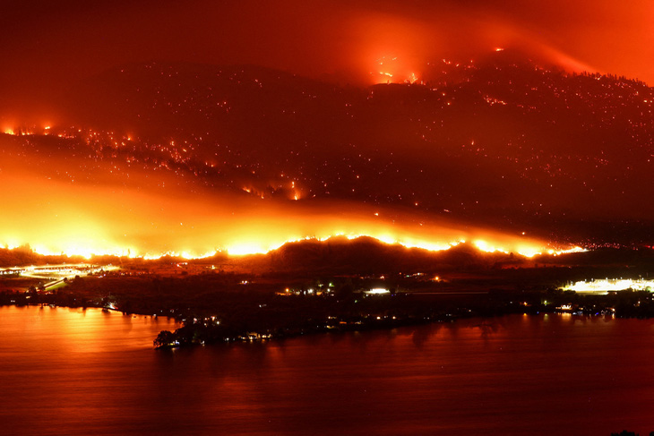 Đám cháy rừng ở biên giới lan từ biên giới Mỹ đã khiến 800 người ở tỉnh British Columbia, Canada phải sơ tán, ảnh chụp hôm 6-8 - Ảnh: AFP