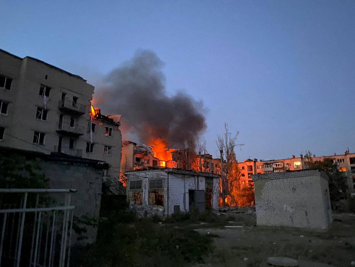 Ảnh từ hiện trường vụ tòa nhà chung cư trúng tên lửa được cho là của Nga ở Pokrovsk, vùng Donetsk, Ukraine ngày 7-8 - Ảnh: REUTERS