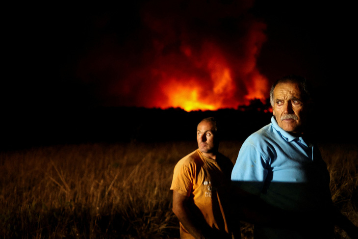 Người dân Bồ Đào Nha thất thần khi đám cháy đang thiêu rụi những khu rừng ở thị trấn Aljezur hôm 7-8 - Ảnh: REUTERS
