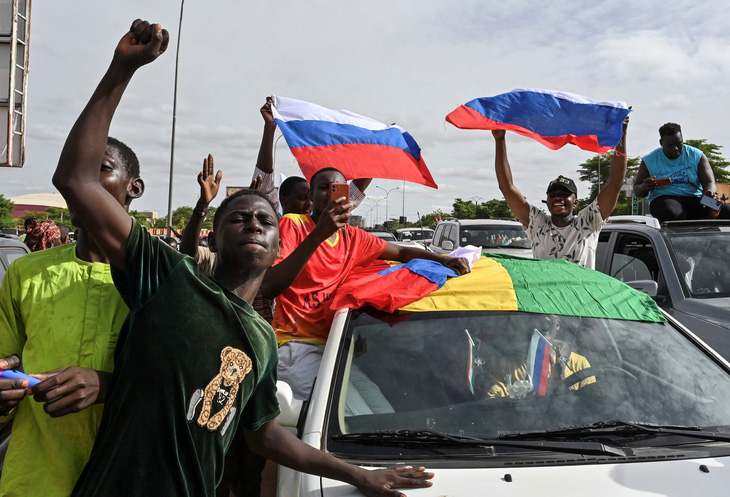 Người ủng hộ phe đảo chính ở thủ đô Niamey (Niger) ngày 6-8 - Ảnh: AFP