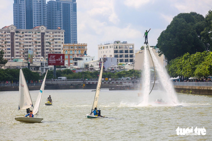 Trình diễn flyboard và ca nô nước tại Lễ hội Sông nước TP.HCM từ ngày 4 đến 6-8 - Ảnh: PHƯƠNG QUYÊN