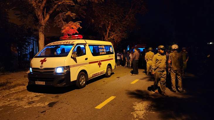 Sau khi công an phường có mặt thì nhân viên Trung tâm Pháp y Đà Nẵng mới cho xe của gia đình nạn nhân vào đưa thi thể về quê - Ảnh: T.H.