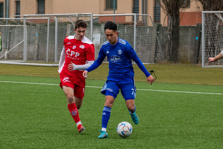 Mùa giải 2023 - 2024 hiện tại, Andrej Nguyễn An Khánh (áo xanh) đã ra sân 16 trận, có 1.035 phút thi đấu và 1 bàn thắng trong màu áo đội SK Sigma Olomouc U19 - Ảnh: SOFC