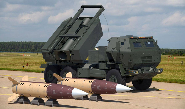 Tên lửa tầm xa ATACMS và Hệ thống pháo phản lực cơ động cao M142 HIMARS - Ảnh: BỘ QUỐC PHÒNG UKRAINE