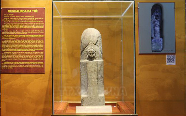Bảo vật quốc gia Mukhalinga Ba Thê - một đại diện tiêu biểu cho nghệ thuật điêu khắc, kiến trúc tôn giáo của nền văn hóa Óc Eo được trưng bày, giới thiệu đến công chúng - Ảnh: TTXVN
