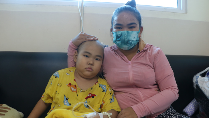 Mẹ vẫn sát cánh chiến đấu cùng con trai Đào Thành Đạt ở Bệnh viện Ung bướu cơ sở TP Thủ Đức (TP.HCM) - Ảnh: B.MINH