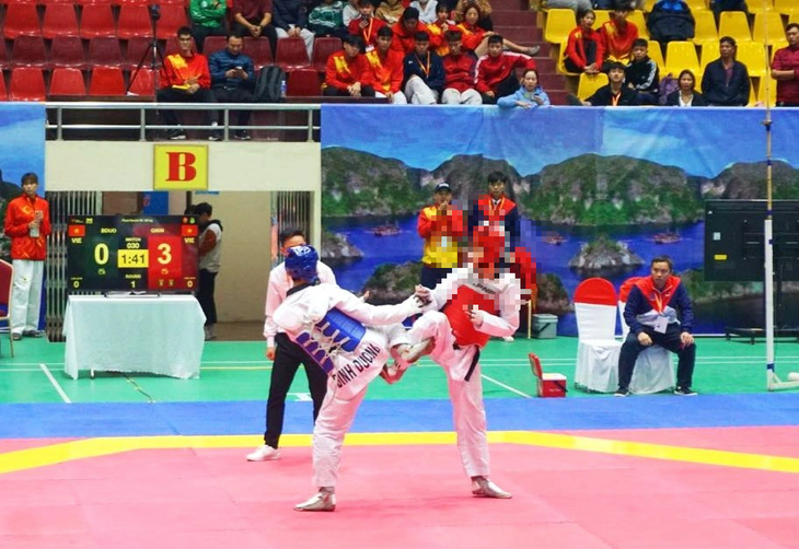 Nguyễn Hữu Thế Vinh (bìa phải) thi đấu tại Đại hội thể thao toàn quốc 2022 - Ảnh: BÁO QUẢNG NINH