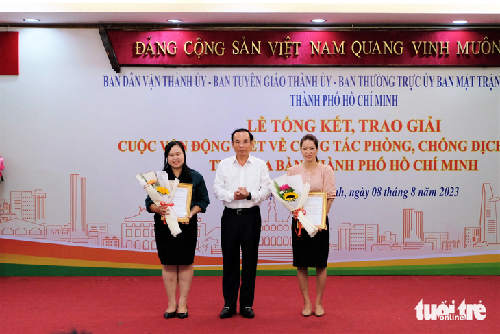 Bí thư Thành ủy TP.HCM Nguyễn Văn Nên trao giải cho 2 cá nhân đạt giải nhất - Ảnh: PHƯƠNG NHI