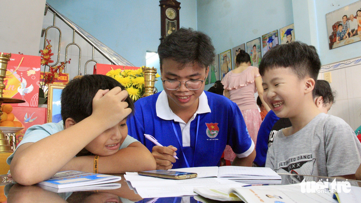 Lớp học “gia sư áo xanh” ở khu lưu trú công nhân số 48 (quận Bình Tân, TP.HCM) luôn rộn tiếng cười - Ảnh: C.T.