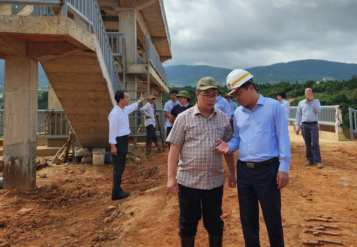 Ông Nguyễn Hoàng Hiệp, thứ trưởng Bộ Nông nghiệp và Phát triển nông thôn, trao đổi với ông Nguyễn Ngọc Phúc, phó chủ tịch UBND tỉnh Lâm Đồng (bên trái) - Ảnh: M.V.
