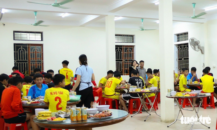 Các cầu thủ đội trẻ Sông Lam Nghệ An sinh hoạt, ăn uống tập trung tại câu lạc bộ - Ảnh: DOÃN HÒA