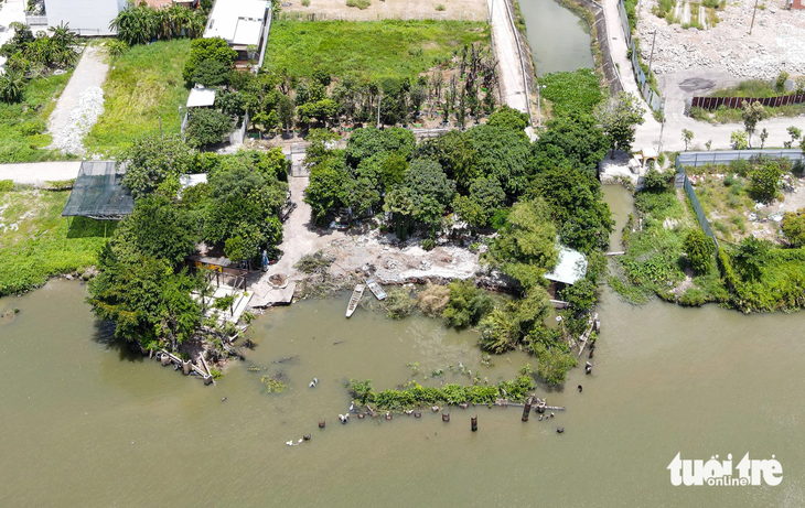 Vị trí sạt lở được xác định khoảng 800m2 bờ sông Sài Gòn, ghi nhận chiều 8-8 - Ảnh: CHÂU TUẤN