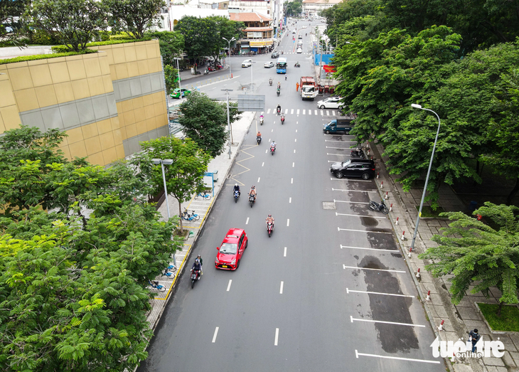 Một đoạn đường Lê Lai (quận 1, TP.HCM) hiện đang được tổ chức sử dụng tạm lòng đường, vỉa hè (có thu phí) - Ảnh: CHÂU TUẤN