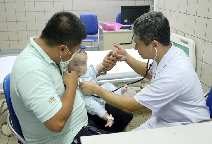 TS.BS Nguyễn Thành Nam, Trung tâm Nhi khoa, Bệnh viện Bạch Mai  kiểm tra sức khỏe cho bé An Chi - Ảnh: BVCC