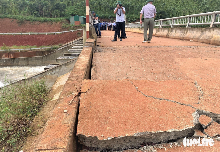Vết nứt trên hồ thủy lợi Đắk N'ting, khu vực được ban bố tình huống khẩn cấp về thiên tai - Ảnh: TRUNG TÂN