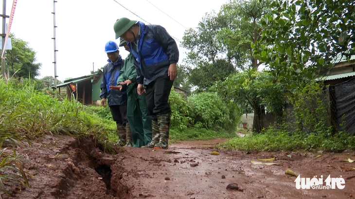 Các vết nứt tại bon Bu Krắc, bon Bu Prăng 1A (xã Quảng Trực, huyện Tuy Đức, Đắk Nông), khu vực được ban bố tình huống khẩn cấp về thiên tai - Ảnh: ĐỨC LẬP