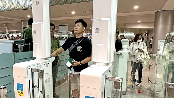 Hành khách là người Việt có hộ chiếu gắn chip nhập cảnh với máy trong một phút - Ảnh: C.TRUNG
