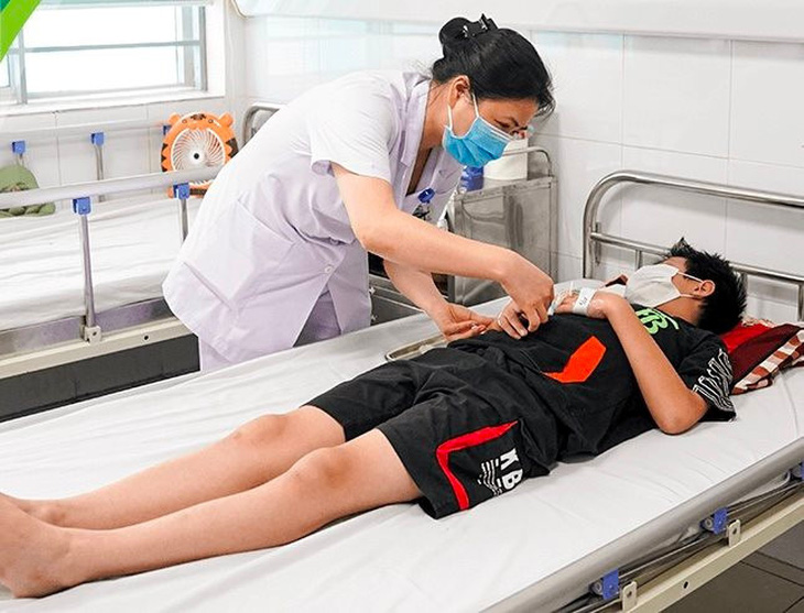 Chăm sóc bệnh nhân mắc sốt xuất huyết tại Bệnh viện Nhi trung ương - Ảnh: BVCC