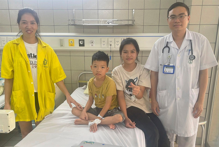 Áp dụng những kỹ năng được học tập tại trường, chị gái 11 tuổi (áo màu be) đã cứu sống em trai 10 tuổi bị đuối nước - Ảnh: Bác sĩ cung cấp