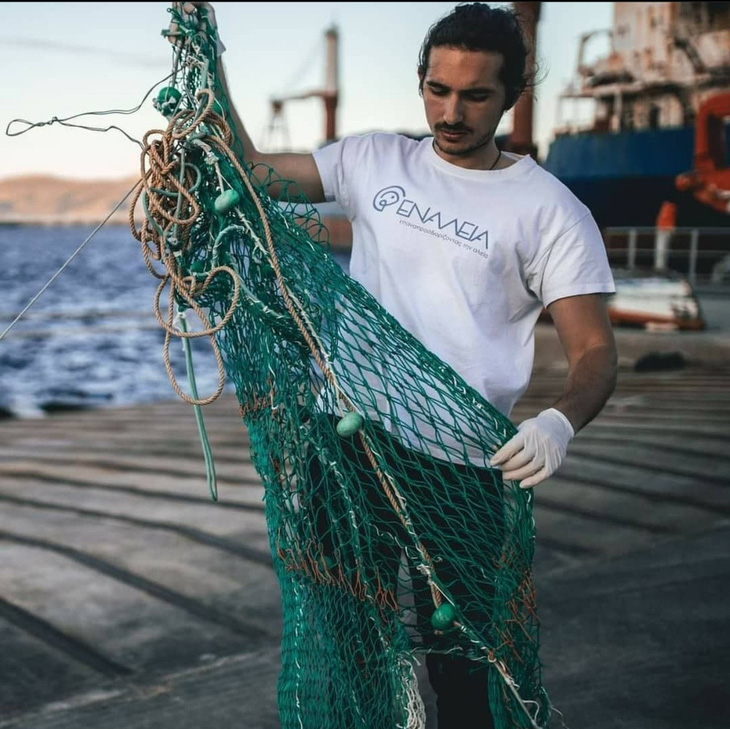 Lefteris Arapakis collecting trash from the Mediterranean Sea - Photo: The Washington Post