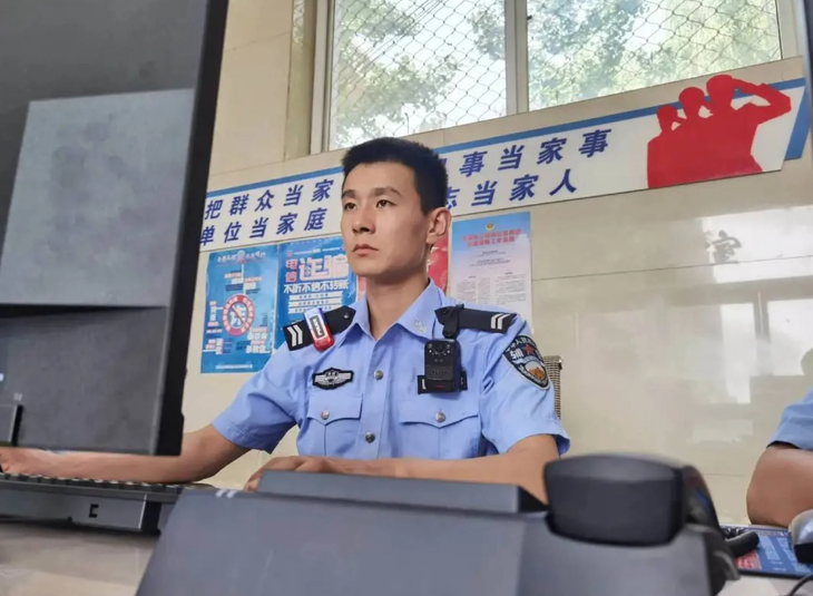 Nhận được đơn hàng "bữa ăn cuối", cảnh sát vào vai shipper cứu một thanh niên khỏi ý định dại dột - Ảnh 1. Cảnh sát Wen Jialin kể lại câu chuyện trước truyền thông - Ảnh: IFENG