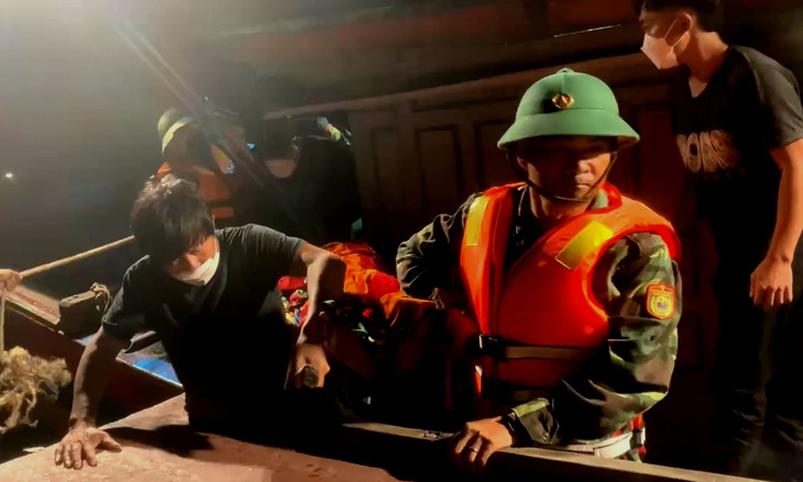 Cán bộ chiến sĩ biên phòng Quảng Bình tiếp cận tàu cá và cứu ngư dân bị đột quỵ - Ảnh: Đ.TRÍ