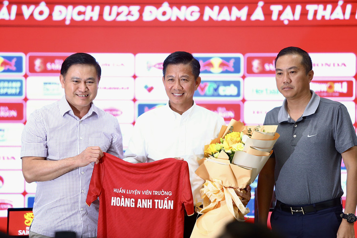 HLV trưởng Hoàng Anh Tuấn (giữa) chính thức nhận nhiệm vụ dẫn dắt U23 Việt Nam thi đấu Giải U23 Đông Nam Á 2023 - Ảnh: H.TÙNG