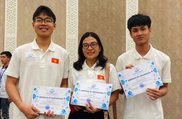Em Nguyễn Nguyên Hải và Lê Quang Trường - học sinh Trường THPT chuyên Phan Bội Châu, Nghệ An - đoạt huy chương vàng kỳ thi Olympic hóa học quốc tế Abu Reikhan Beruniy - Ảnh: Nhân vật cung cấp