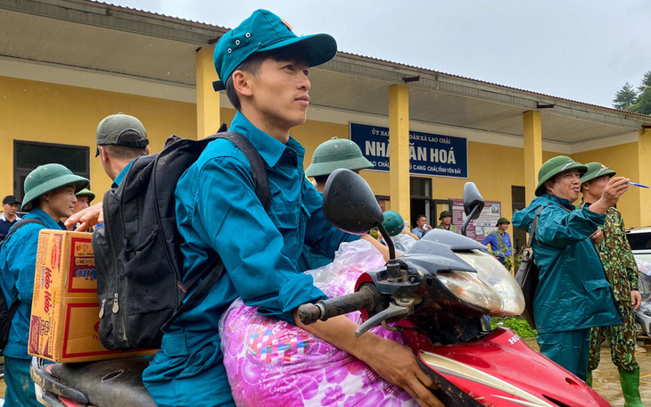 Dân quân, thanh niên chở gạo, chăn ấm cho vùng bị cô lập do mưa lũ ở Mù Cang Chải