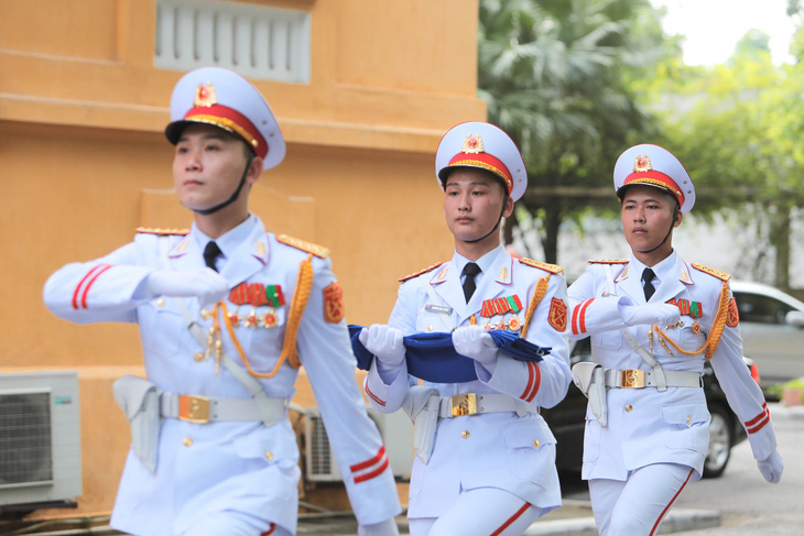 Sau bài phát biểu của Bộ trưởng Bùi Thanh Sơn, lá cờ ASEAN được đội nghi lễ trang trọng đưa vào nơi làm lễ - Ảnh: DANH KHANG