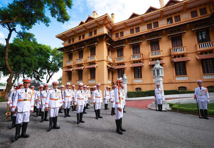 Lễ thượng cờ là sự kiện thường niên vào dịp kỷ niệm ngày thành lập ASEAN - Ảnh: DANH KHANG