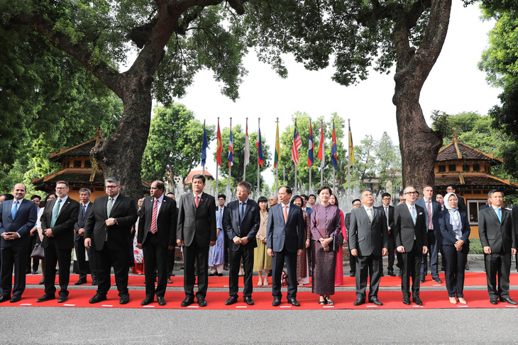 Tham dự dễ thượng cờ có đại sứ các quốc gia ASEAN tại Việt Nam và các đối tác quan trọng của ASEAN như Anh, Úc, New Zealand - Ảnh: DANH KHANG