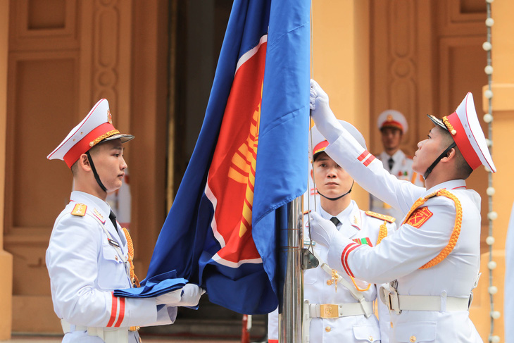 Lá cờ ASEAN - biểu tượng của niềm tự hào, chứng nhân của những dấu mốc của ASEAN, mang theo khát vọng của hàng trăm triệu người dân Đông Nam Á về một cộng đồng hòa bình, thịnh vượng, đùm bọc và chia sẻ - Ảnh: DANH KHANG
