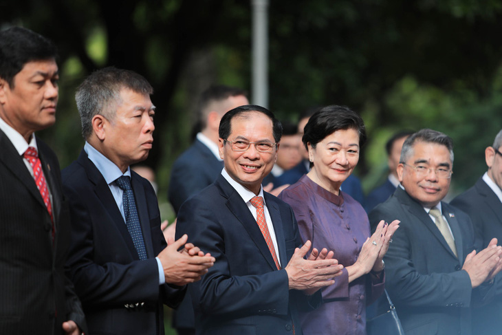 Thành công của Việt Nam trên bước đường hội nhập đổi mới có hình bóng của ASEAN và đáp lại, trong thành công của ASEAN có sự góp mặt của Việt Nam. Bên cạnh đó, quan hệ giữa Việt Nam với các thành viên khác trong gia đình ASEAN cũng là những “viên gạch” xây dựng nên mái nhà chung Cộng đồng ASEAN lớn mạnh, bền vững ngày nay - Ảnh: DANH KHANG