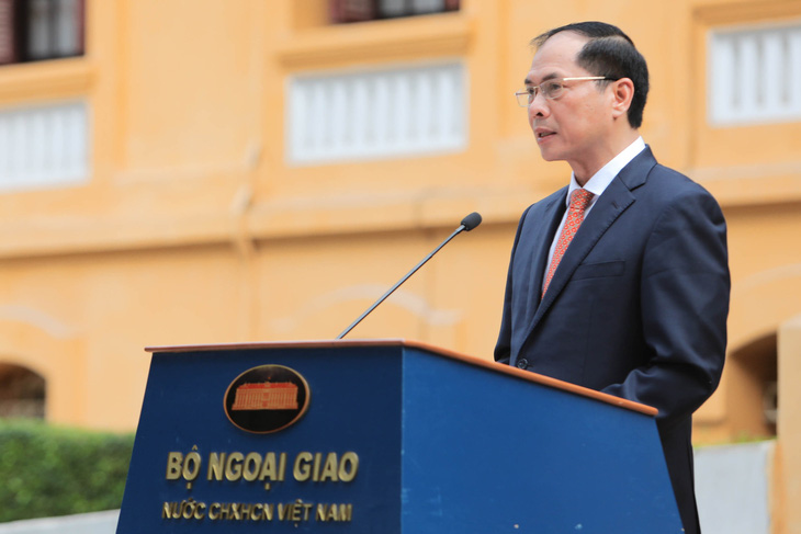 Bộ trưởng Bộ Ngoại giao Bùi Thanh Sơn phát biểu tại lễ thượng cờ sáng 8-8 tại Hà Nội - Ảnh: DANH KHANG