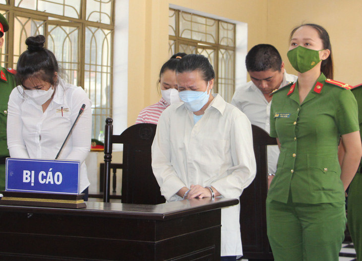 Nhóm bị cáo tại phiên tòa, Trinh (thứ hai từ trái qua) òa khóc nức nở khi bị tòa tuyên án chung thân - Ảnh: V.LÊ