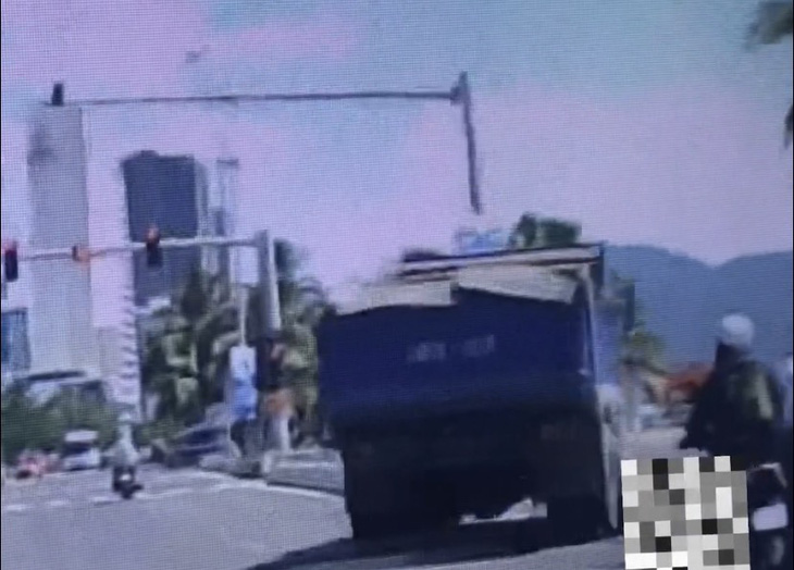 Vị trí xảy ra tai nạn khi xe tải rẽ phải tông vào chị H. trên đường Võ Nguyên Giáp giao nhau với Nguyễn Văn Thoại - Ảnh cắt từ camera hành trình