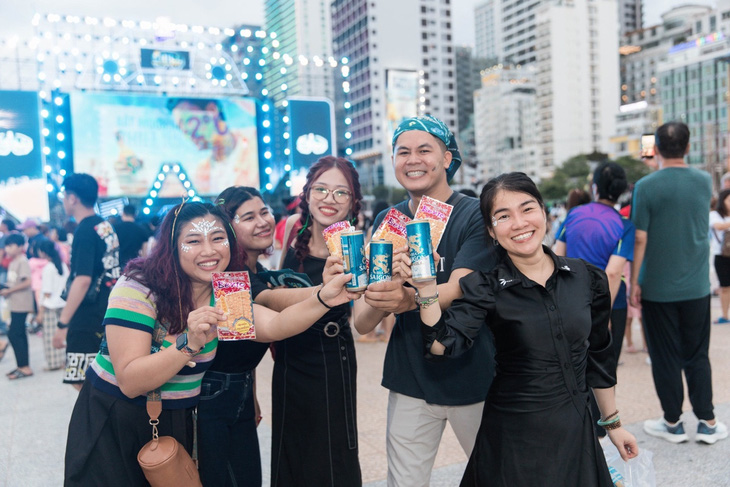 Nhóm bạn trẻ chụp hình cùng snack mực Bento với bia Saigon Chill tại sự kiện âm nhạc The Chill Fest Summer Adventure diễn ra ở Nha Trang giữa tháng 7 - Ảnh: Bia Sài Gòn Chill