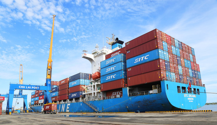 Tinh bột sắn của Công ty APFCO được đóng container và xuất khẩu tại cảng Chu Lai