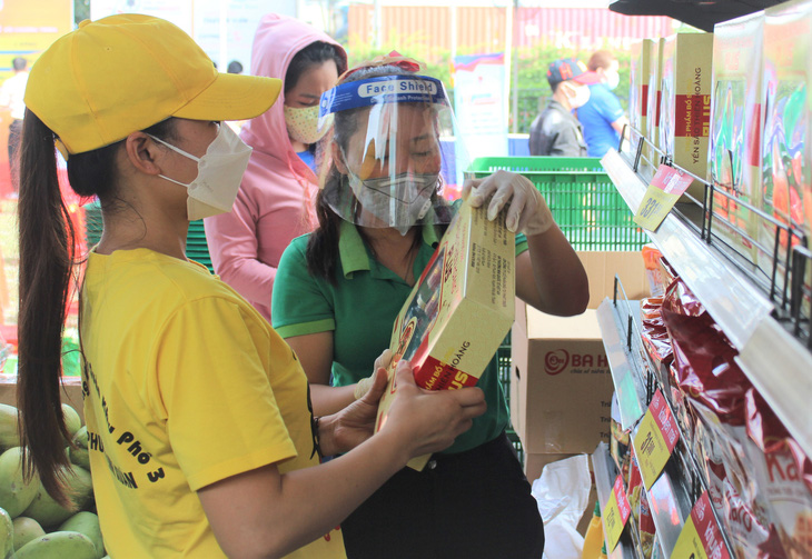 Công nhân TP.HCM được hỗ trợ mua hàng bình ổn giá để chia sẻ với thu nhập thấp và khó khăn trong cuộc sống hằng ngày - Ảnh: Q.L.