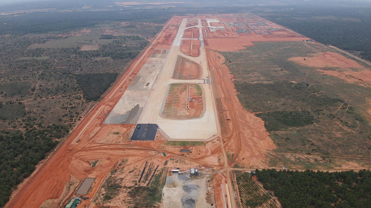 Dự án sân bay Phan Thiết vẫn đang triển khai thi công - Ảnh: ĐỨC TRONG