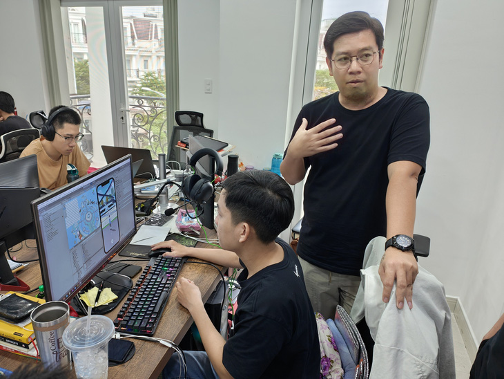 Thái Thanh Liêm, giám đốc điều hành của studio game Topebox, giới thiệu về công ty mình - Ảnh: ĐỨC THIỆN