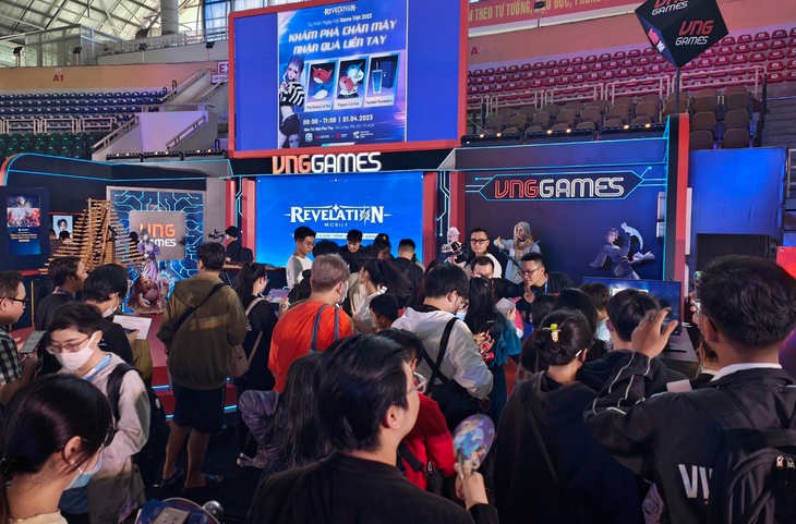 Ngày càng nhiều bạn trẻ Việt Nam thích chơi game và quan tâm đến ngành game. Các sự kiện triển lãm game luôn thu hút đông đảo bạn trẻ đến xem và trải nghiệm - Ảnh: ĐỨC THIỆN