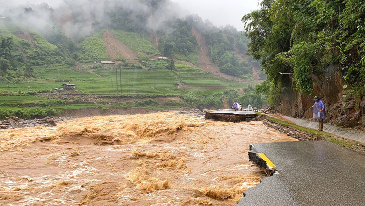 Một đoạn quốc lộ 32 qua huyện Mù Cang Chải bị lũ “nuốt chửng” - Ảnh: HÀ QUÂN