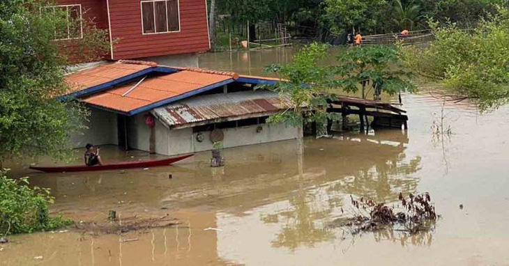 Tại tỉnh Savannakhet, lũ lụt đã quét qua 19 ngôi làng và hơn 2.100ha đất, ảnh hưởng đến 203 tòa nhà, 7.568 hộ gia đình và 2 bệnh viện - Ảnh: LAOTIAN TIMES