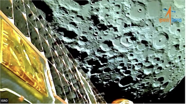 Hình ảnh do tàu vũ trụ Chandrayaan-3 gửi cho thấy con tàu đã ở quỹ đạo gần bề mặt Mặt trăng - Ảnh: Cơ quan vũ trụ Ấn Độ