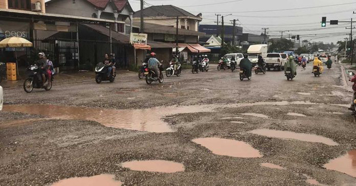 Nhiều tuyến đường ở quận Sikhottabong, thủ đô Vientiane bị hư hỏng nặng do ảnh hưởng từ lũ lụt - Ảnh: LAOTIAN TIMES